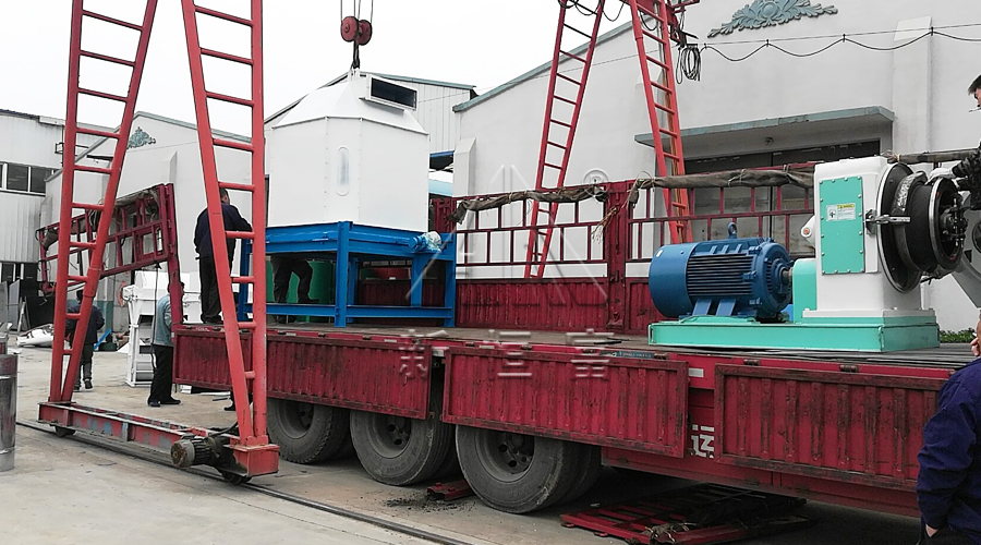 先前SZLH420禽畜顆粒機組發(fā)貨現場(chǎng) 先(xiān)前SZLH420禽畜顆粒(lì)機組發貨現場